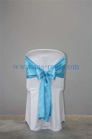 เก้าอี้ PVC สีขาว คลุมผ้าขาวผูกโบว์สีฟ้า