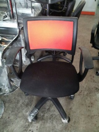 เก้าอี้สำนักงานเบาะผ้า พนักพิงตาข่ายสีส้ม