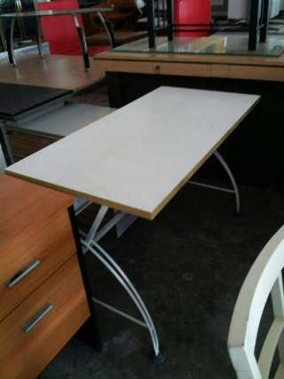 โต๊ะทำงานขาเหล็ก สีขาว