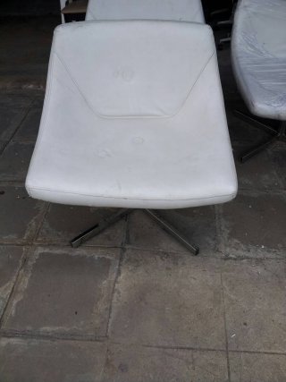 เก้าอี้เบาะหนังขาเหล็กสีขาว