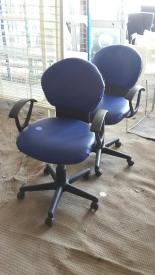 เก้าอี้เบาะหนังสีน้ำเงินมีโช้ค