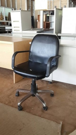 เก้าอี้สำนักงานเบาะหนังสีดำ