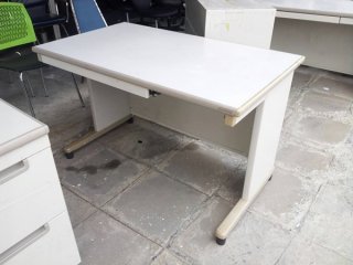 โต๊ะทำงานเหล็กขาวทั้งตัว
