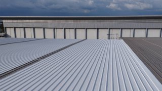 พ่นสีกันสนิมหลังคา