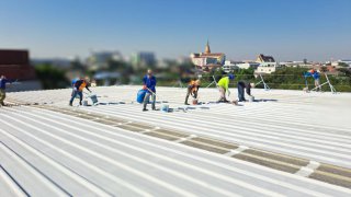 รับขัดสนิมและพ่นสีหลังคา