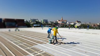 รับขัดสนิมและพ่นสีหลังคา