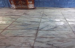 ช่างหินขัดประสบการณ์ 30 ปี, ช่างหนุ่มหินขัดทรายล้าง