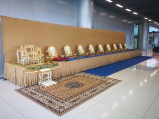 ชุดพระแบบนั่งพื้น